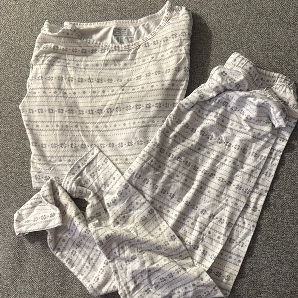 5/$15- White and Gray Patterned Pajama Set